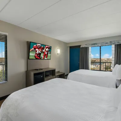 Red Roof Plus+ & Suites Virginia Beach - Seaside Hotel berhampiran Pantai Croatan