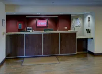 Red Roof PLUS+ Raleigh Downtown - NCSU/Conv Center - parking