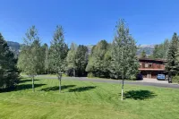 Private Top Corner Condo-5 Minutes to Ski Resort- Balcony, BBQ & Mountain Views! - Wifi