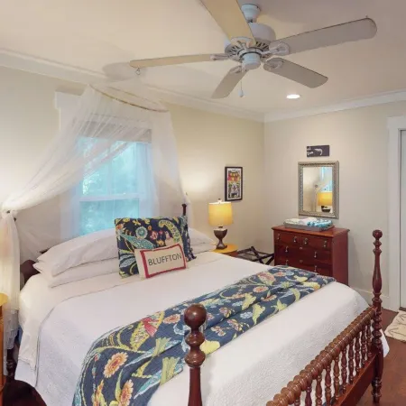 Steps to Riverfront Dtwn Bluffton Studio!