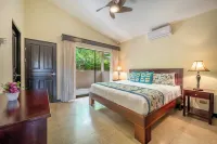 Sunny 2Br: Balcony, Pool, Kitchen, Walk to Beach - parking
