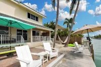 Latitude 24! 3B 2B Near a Beach, Deep Canal, Jacuzzi, Kayaks, Ice Machine, Dock. - Wifi