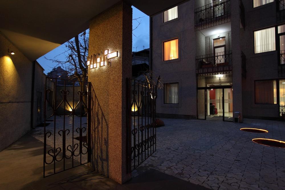 Cascade Hotel