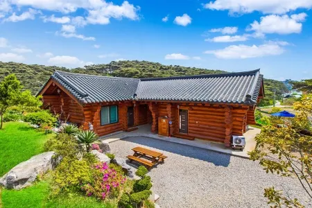 Taean Forest Cabins Pension Отели рядом с достопримечательностью «Kkotji Beach»