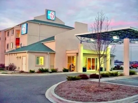 Motel 6 Seymour, in - North