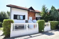 Villa Mina, Modern House with Swimming Pool for 12 People Hotels near Archeological Museum of Djerdap