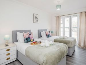 Bright and Cozy 2-Bed Apartment in Dagenham