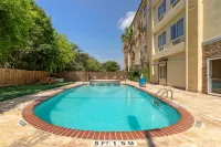 Comfort Inn & Suites Near Six Flags & Medical Center - Gym