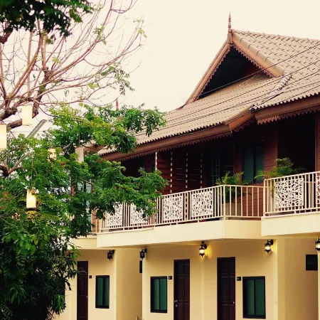 Sri Siam Resort Отели рядом с достопримечательностью «Школа Висадтагунгсри»
