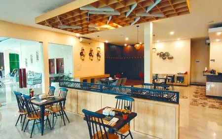 Dreamland Hotel and Lounge Отели в г. Bondowoso Regency