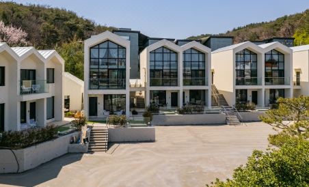 Albescent Poolvilla - Housity