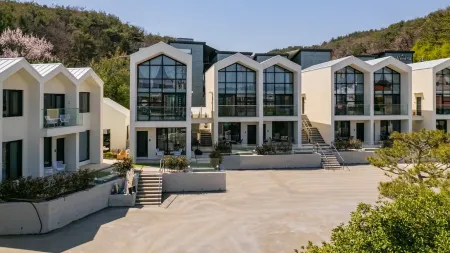 Albescent Poolvilla Отели рядом с достопримечательностью «Международный Конвенционный Центр Гёнджу Хвабаек»