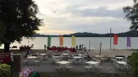 ดิโอเรียนท์สตาร์รีสอร์ท ลูมุต - ติดทะเล