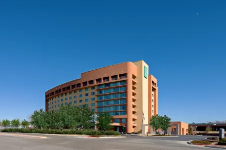 Embassy Suites by Hilton Albuquerque Отели рядом с достопримечательностью «Альбукерке Ботаникал Гарден»