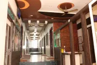 拉德克里希納先生酒店 - 停車場