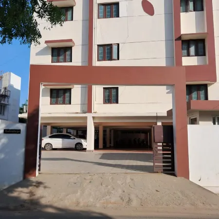 Mayfair Service Apartments Отели рядом с достопримечательностью «Водопад Kovai Kutralam»