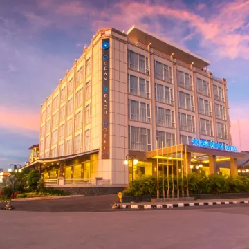 Ocean Beach Hotel Padang Hotels near Carocok Beach