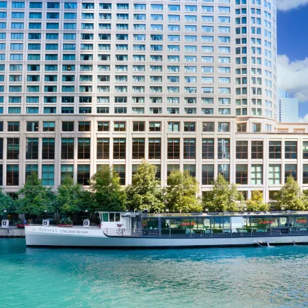 Sheraton Grand Chicago Riverwalk Отели рядом с достопримечательностью «Станция метро Millennium»