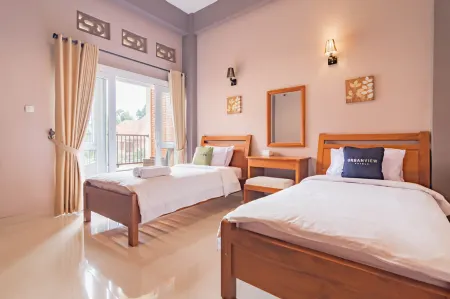 Urbanview Hotel Syariah Insani Cisarua Puncak