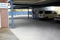 Penguin Beachfront Apartments - parking