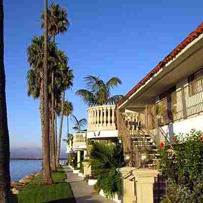 Oceanside Marina Suites - A Waterfront Hotel Hotel Exterior