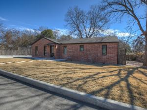 Alcove: Steps to Main St-High End Home w/Hot-Tub!