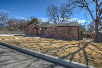 Alcove: Steps to Main St-High End Home w/Hot-Tub! Hotels near The Texas Silver Rush