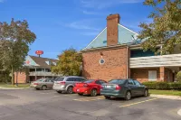 Travelodge by Wyndham Canton/Livonia Area, MI - parking
