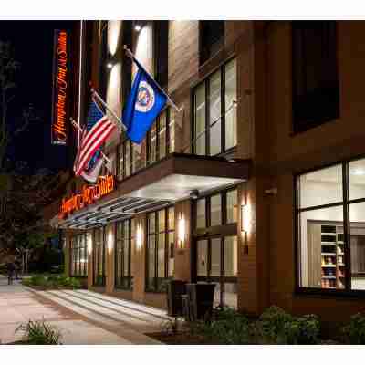 Hampton Inn & Suites Minneapolis University Area Hotel Exterior