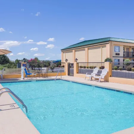 Days Inn by Wyndham Byron