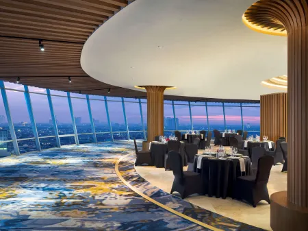 DoubleTree by Hilton Surabaya Отели рядом с достопримечательностью «Universitas Airlangga - Campus B»