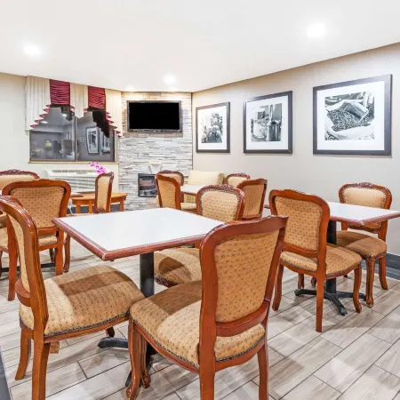 Super 8 by Wyndham Sterling Heights/Detroit Area
