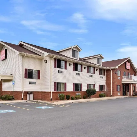 Econo Lodge Inn & Suites