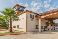 Days Inn by Wyndham Dickinson TX - parking