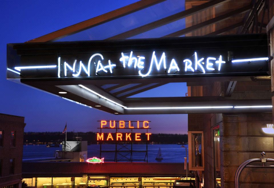 [인 앳 더 마켓 호텔의 세련되고 고급스러운 객실 내부]