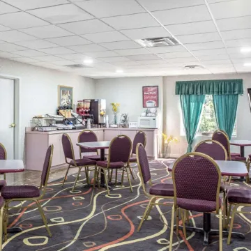 Econo Lodge Inn & Suites Marietta