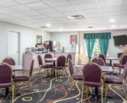 Econo Lodge Inn & Suites Marietta