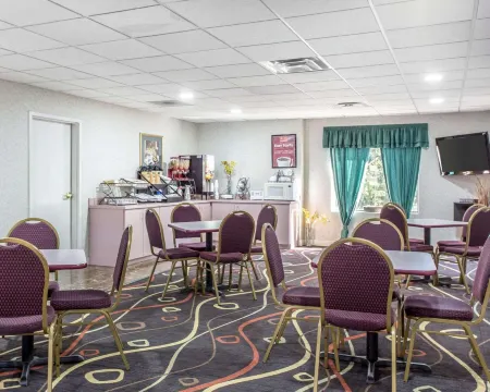Econo Lodge Inn & Suites Marietta