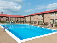 Ramada by Wyndham Bowling Green - Pool