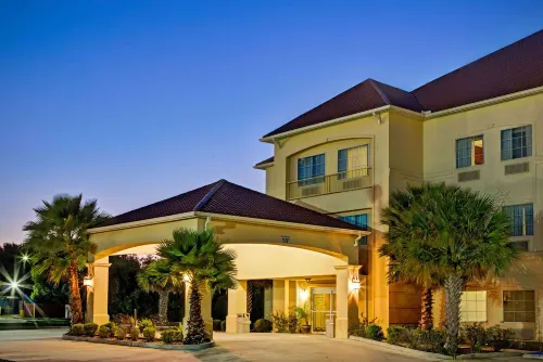 La Quinta Inn & Suites by Wyndham New Iberia Hotels in New Iberia