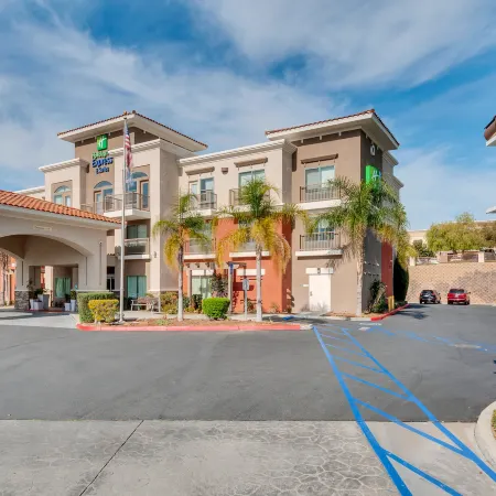 Holiday Inn Express & Suites LAKE ELSINORE by IHG