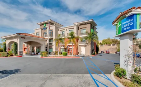 Holiday Inn Express & Suites Lake Elsinore