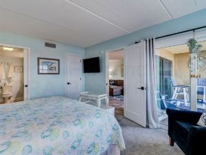 4th Floor, renovated condo. Private Fishing Pier, Tennis & Pool!