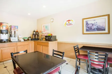 Super 8 by Wyndham Harrisonburg Отели в г. Маунт Крофорд