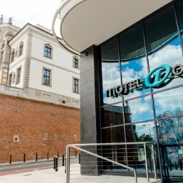 Motel One Warsaw-Chopin Отели рядом с достопримечательностью «Замковая площадь»