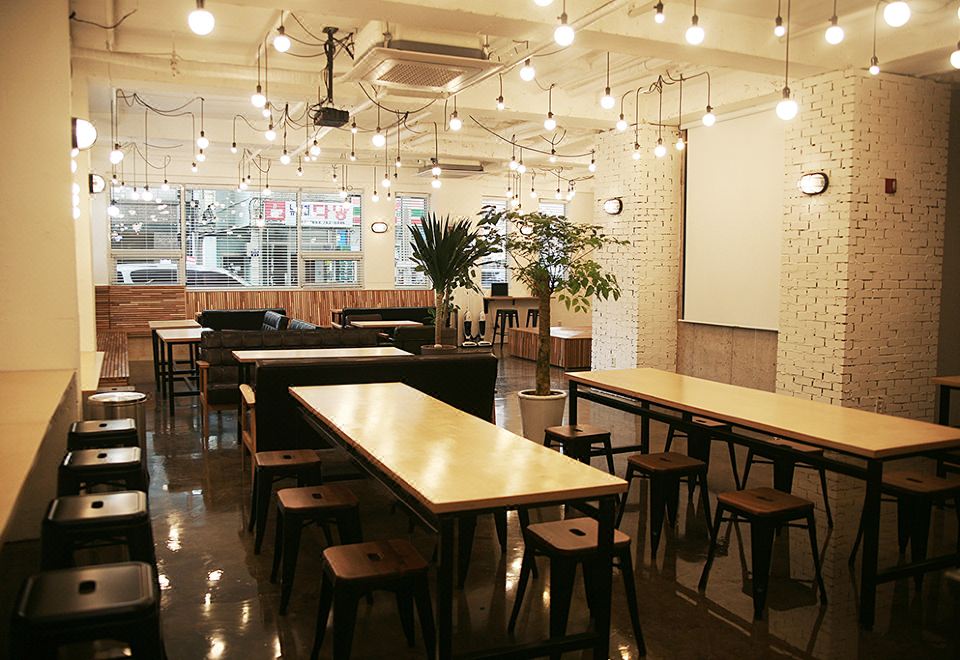 경주 풍뎅이 호스텔의 넓고 쾌적한 공용 라운지