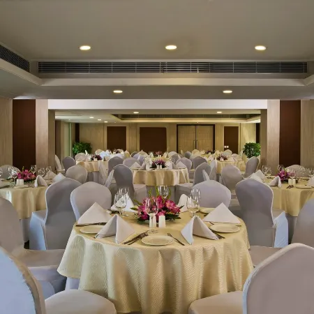 Fortune Park, Ahmedabad - Member ITC Hotels' Group Отели рядом с достопримечательностью «Торговый центр Alpha One»