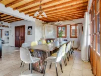 Spacious 7-Bdr Villa with Pool & Sea View - 홈스테이