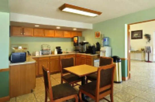 Days Inn & Suites by Wyndham Bossier City