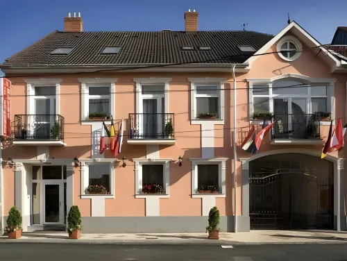 Hotel Isabell Győr فنادق في جيور